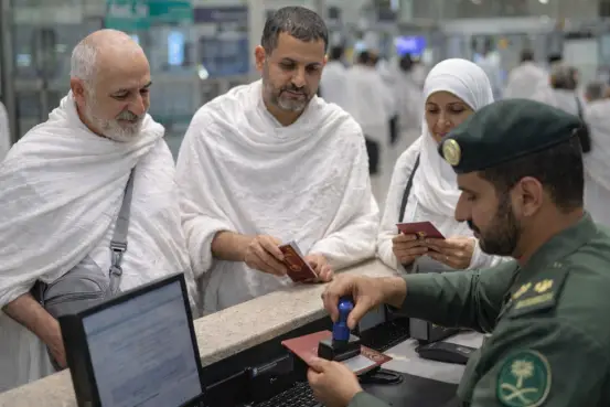 استخراج تأشيرات عمرة وتذاكر طيران للمعتمرين